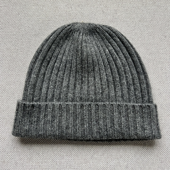 Ribbed charcoal cuffed cashmere beanie hat.